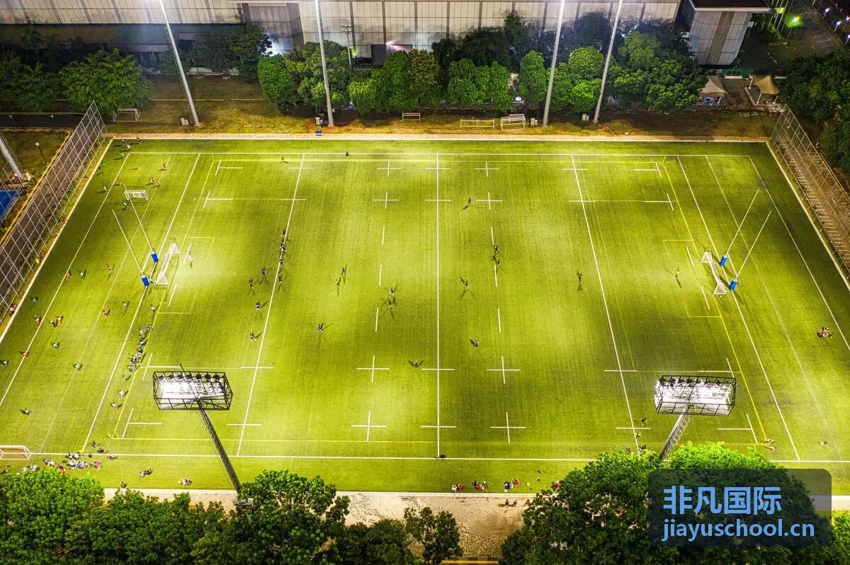 非凡国际运动场上学生进行足球训练